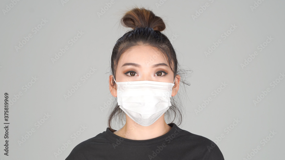 サージカルマスクをつけた女性