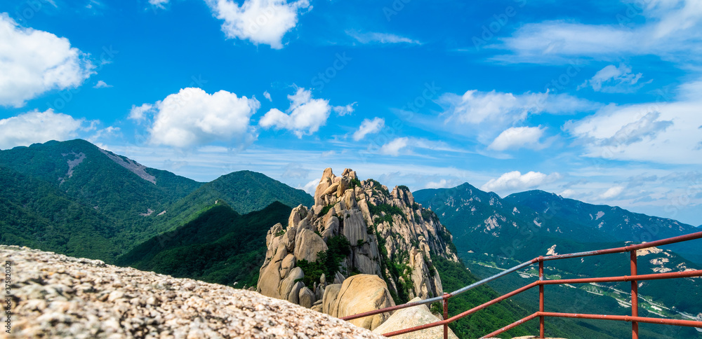 Φωτογραφία At the peak of Ulsan Bawi from Seoraksan National Park in Sokcho, South Korea