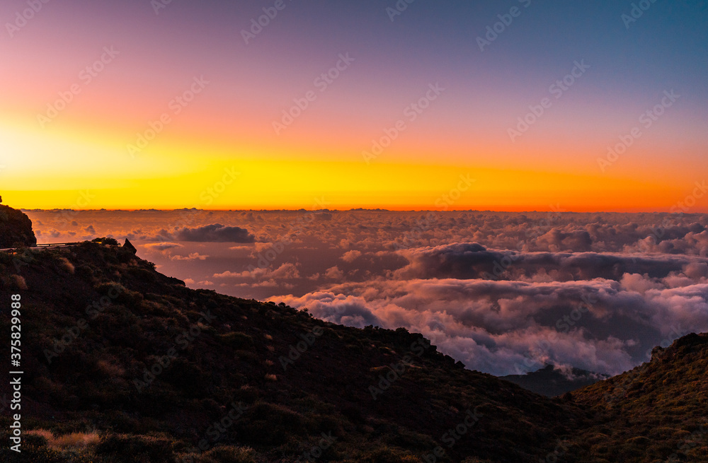 Fototapeta premium Sunset from the Caldera de Taburiente with a beautiful sea of clouds below, La Palma, Canary Islands. Spain
