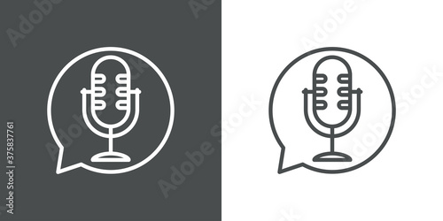 Concepto mensajes de voz. Icono lineal micrófono en burbuja de habla en fondo gris y fondo blanco