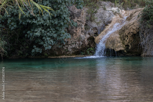 Cascada en mitad de la naturaleza