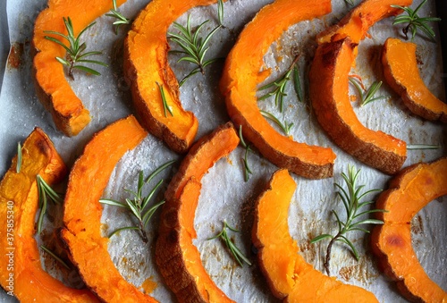 Fette di zucca cucinate nel forno con erbe aromatiche e sale.