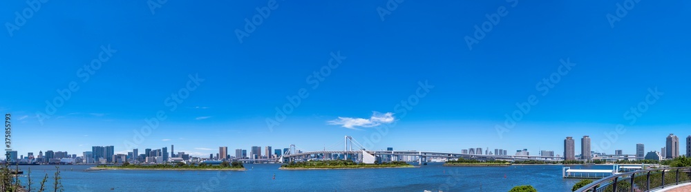 Naklejka premium 快晴の東京ベイエリア 東京湾とレインボーブリッジの風景 高解像度ワイドパノラマ / Scenery of Tokyo Bay area and Rainbow Bridge. High resolution wide panorama.