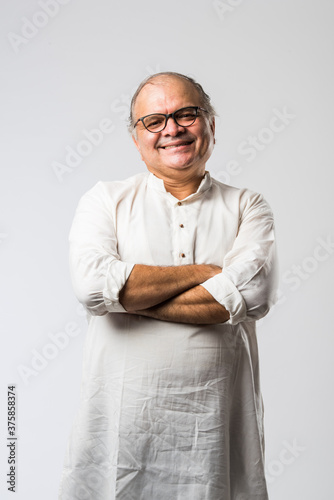 Foto Portrait of cheerful Indian senior old man pointing or presenting or in hands fo