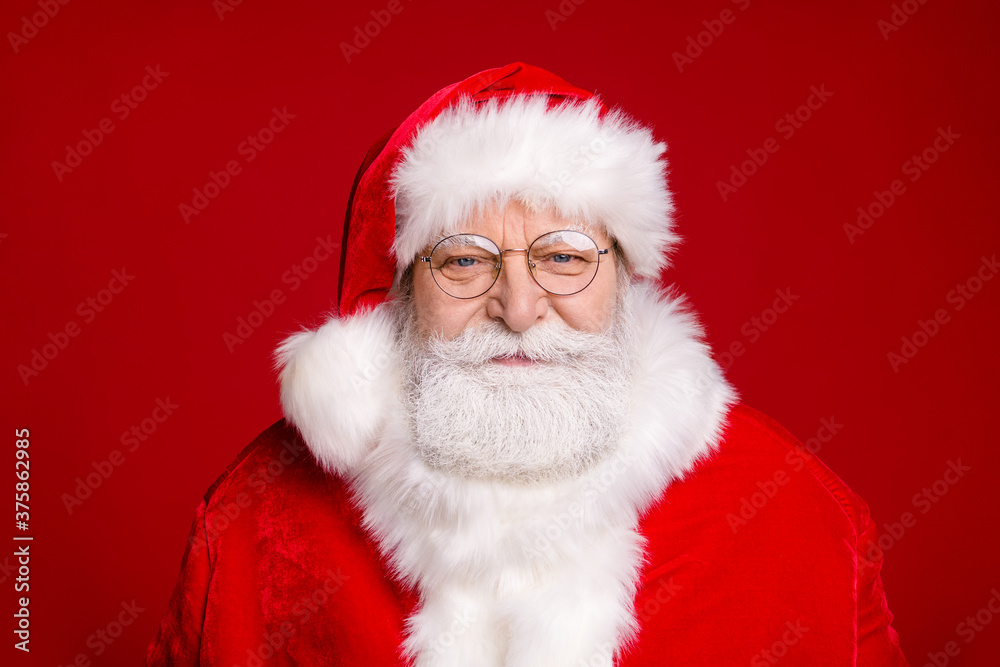Photo of pensioner old man smiling wait elves help finish work prepare delivery christmas eve presents children wear santa costume spectacles headwear isolated red color background Photo of pensioner old man smiling wait elves help finish work prepare delivery christmas eve presents children wear santa costume spectacles headwear isolated red color background