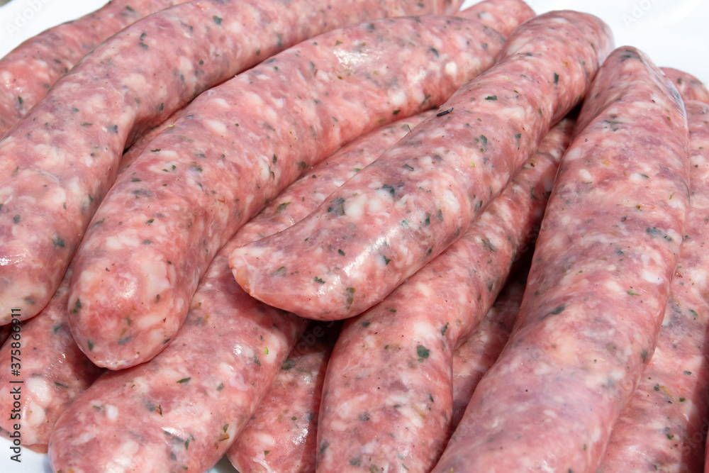 plusieurs saucisses chipolatas sur un plat plusieurs saucisses chipolatas sur un plat