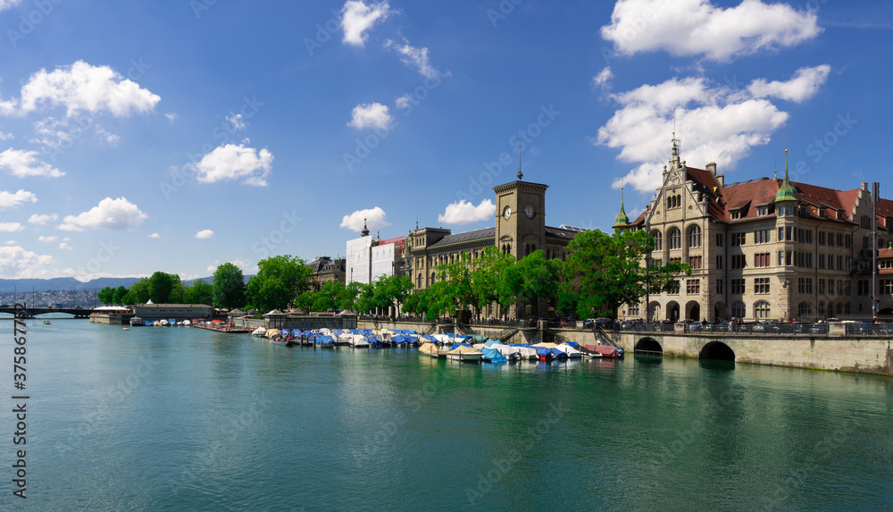 Naklejka premium view on the lake from bridge 