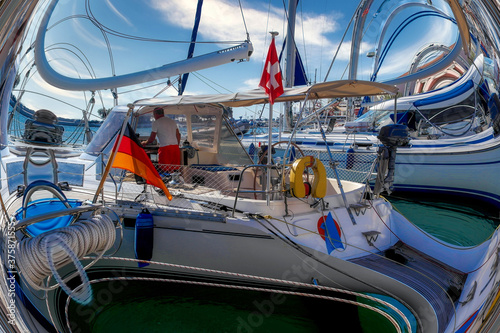 Schiffe und Boote in einem kleinen Hafen auf der Insel Samos