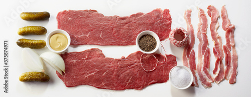 Foto Flat lay of the ingredients for a beef roulade