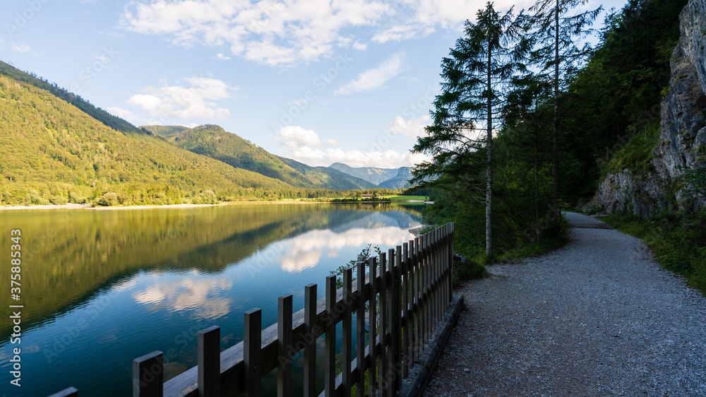 Seerundweg am Hintersee in Salzburg Seerundweg am Hintersee in Salzburg