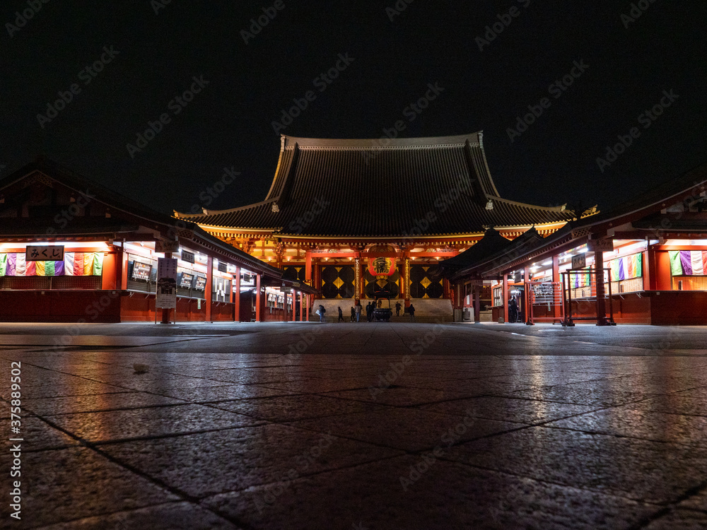Obraz premium Tokyo, Japan - 24.2.20: Sensoji in the evening, with very few visitors present