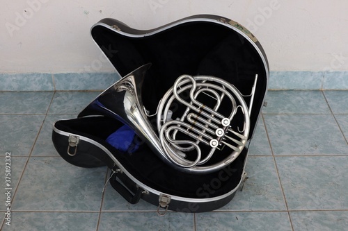 Horn instrument with black box