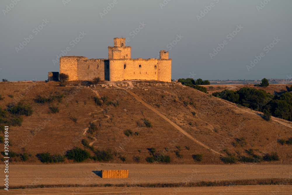 Φωτογραφία View of Castle of Barcience during sunset, built in the 15th century near the city of Toledo