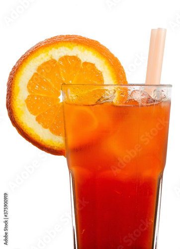 orzeźwiająca herbata z pomarańczą na białym tle