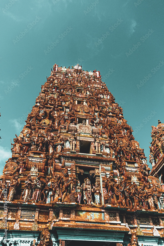 Kolorowa hinduska świątynia, bogate zdobienia.