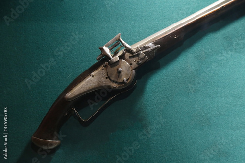 antique pistol flint trigger mechanism