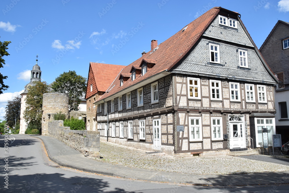Naklejka premium Fachwerkhaus und Stadtmauerrest in Korbach