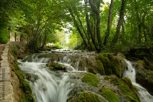 Photos Caída de agua suave sobre sendero de piedra