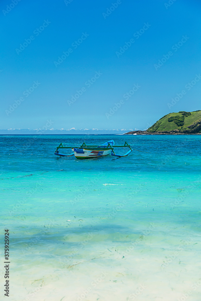 Bote de madera sobre un mar verde y azul transparente