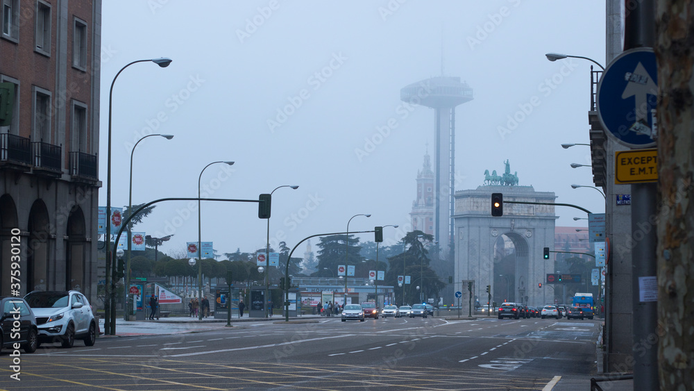 Moncloa en un día con niebla