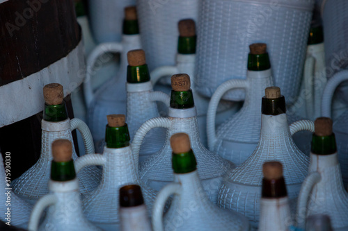 Garrafas en una bodega