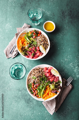 Obraz na plátně Vercion of Hawaiian tuna poke bowl with quinoa