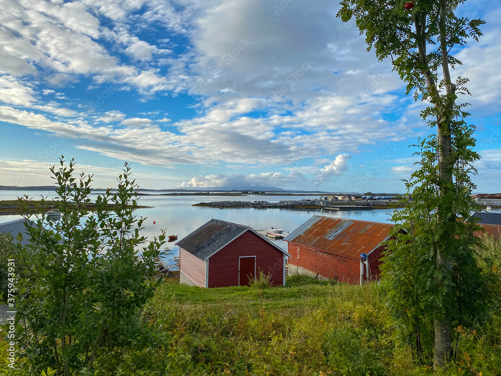 Obraz premium Sea house with a view to the island of Vega, Nordland county