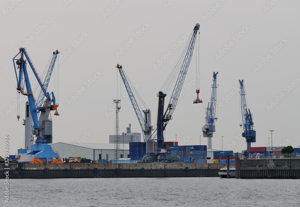 Hamburger Hafen  mit Kränen