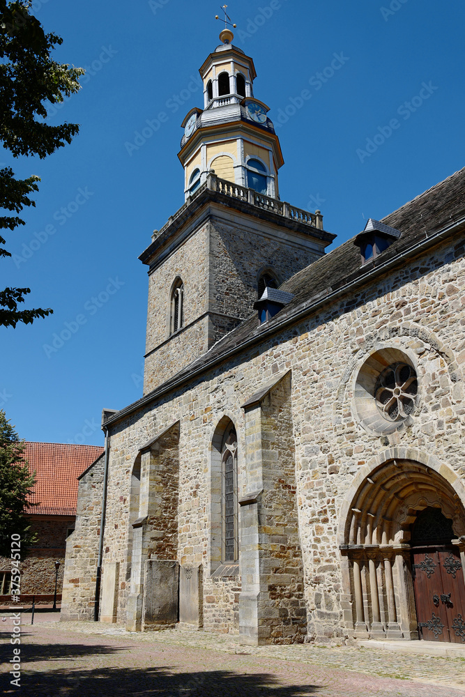 Obraz premium Rinteln im Weserbergland St. Nikolai am Marktplatz