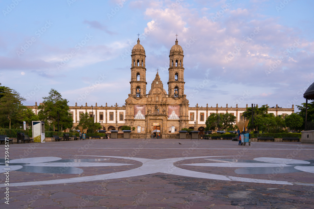 Fototapeta premium Basílica de Zapopan Jalisco en horas de la mañana.
