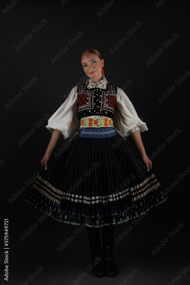 Belle jeune femme slovaque en costume traditionnel. Folklore slovaque.