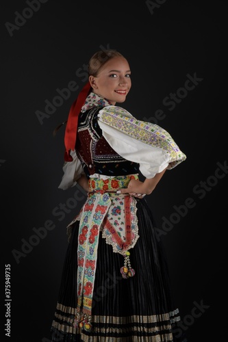 Belle jeune femme slovaque en costume traditionnel. Folklore slovaque. photo