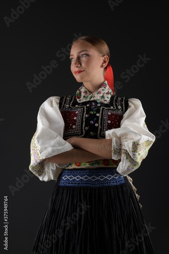 Belle jeune femme slovaque en costume traditionnel. Folklore slovaque. photo