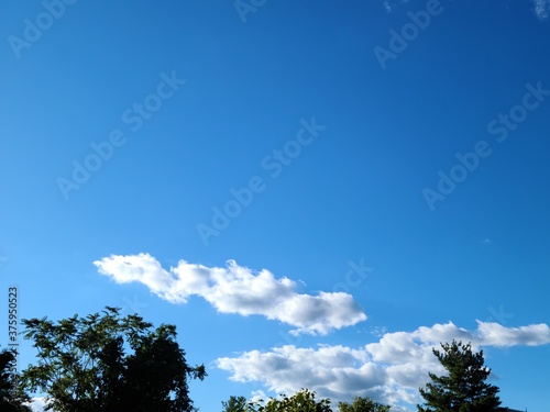 Hermoso cielo azul con nubes 