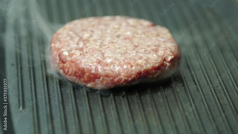 Carne che cuoce sulla piastra
Carne che cuoce sulla piastra