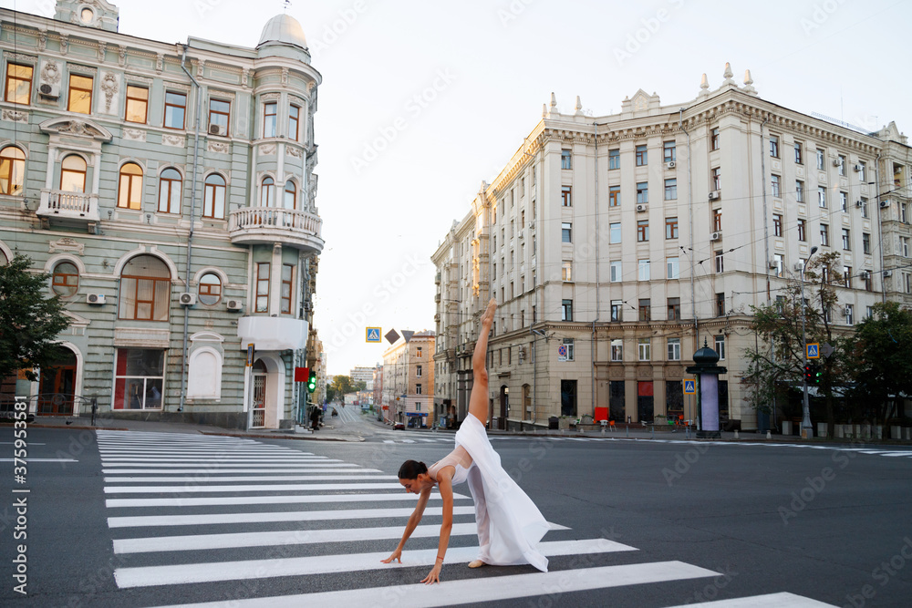 Naklejka premium Dancer on the road stretches out in twine