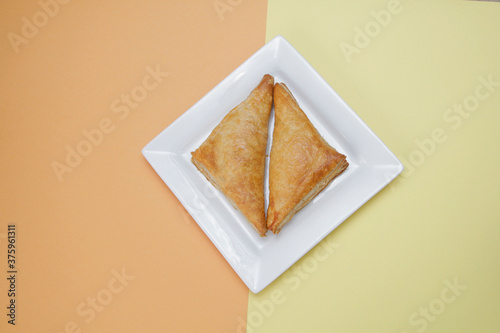 pan horneados, colocado simetrico con 2 fondos de colores, vista aerea, fotografia de comida photo
