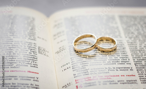 husbands rings on the bible before the wedding