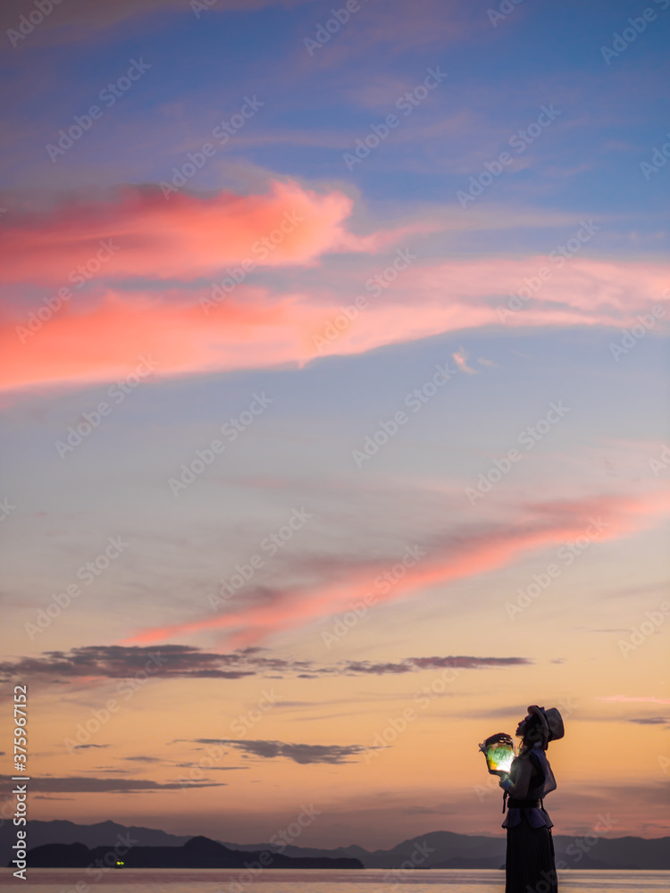 Fototapeta premium 海と島々の夕暮れと女性_08