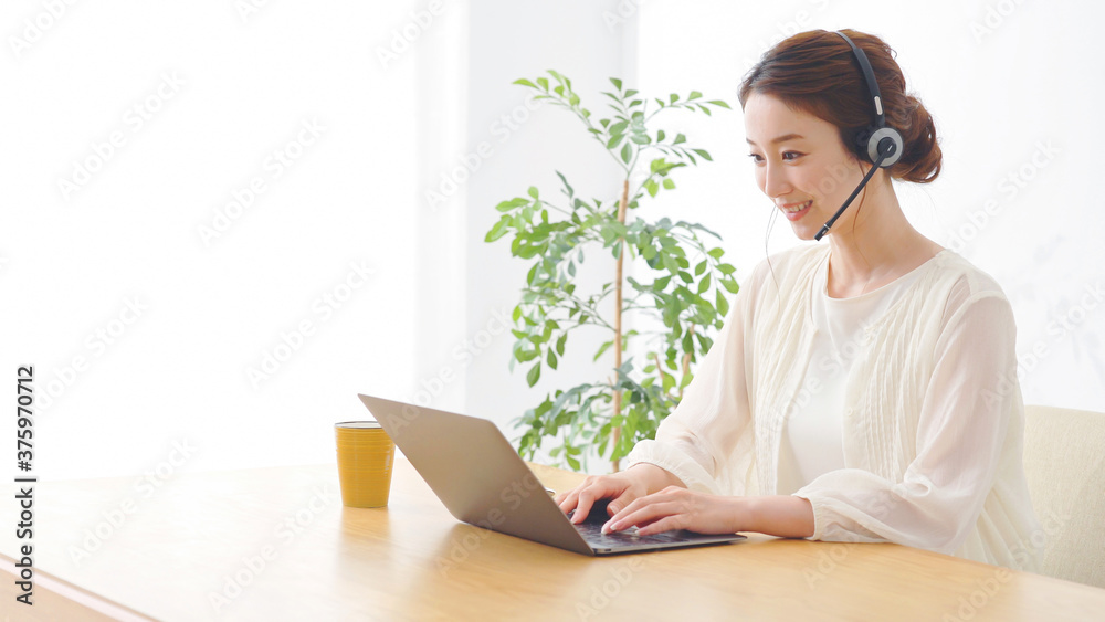 女性　リモートワーク