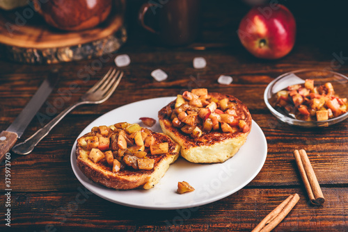 French toasts with caramelized apple