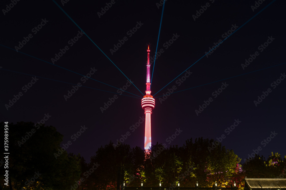 Obraz premium Wuhan Yangtze River and city night and light show scenery
