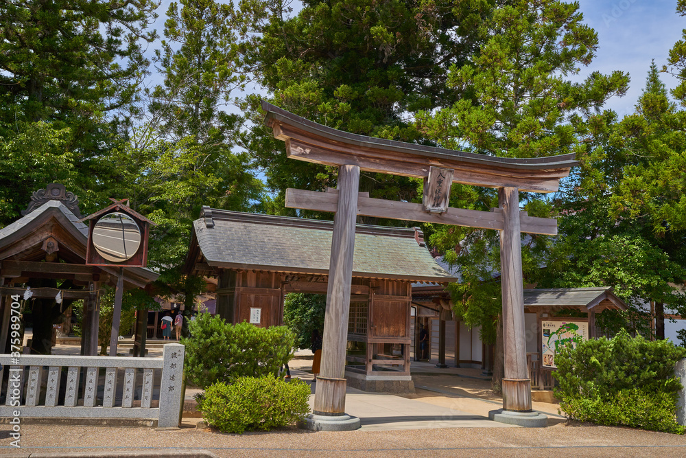 縁結びの神様 島根県松江市八重垣神社の大鳥居と随神門の外観