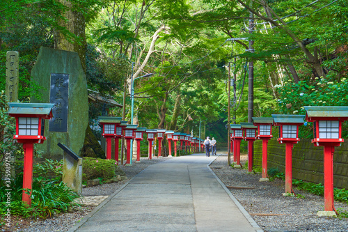 Canvas Print 東京八王子市の初夏の高尾山浄心門の奥にある殺生禁断の碑と赤い灯ろう