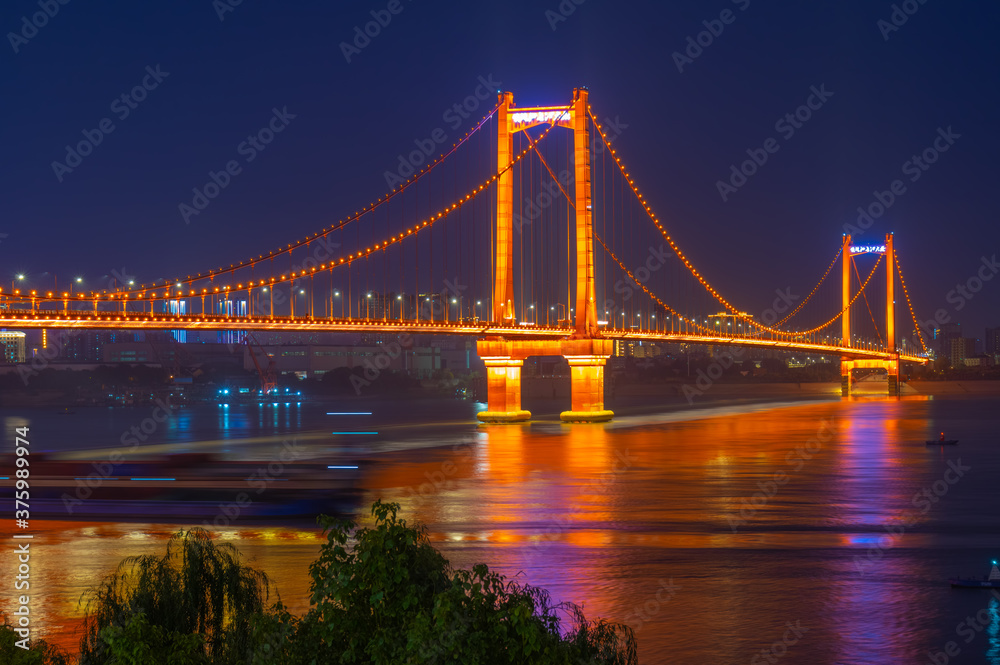 Obraz premium Wuhan Yangtze River and city night and light show scenery