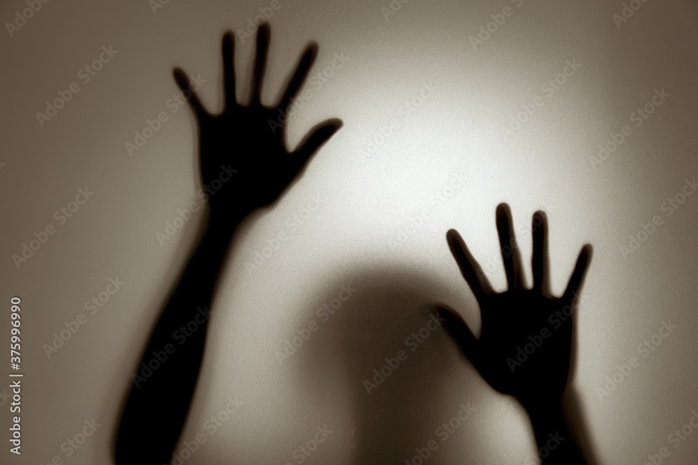 Fototapeta premium Duch koncepcja cień kobiety za matowym szkłem rozmyte dłoń i ciało nieostrość