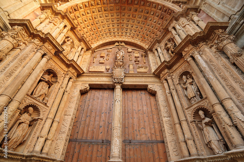 fachada principal  obra de Miguel Verger iniciada en 1592  renacentista  Catedral de Mallorca   siglo  XIII  Monumento Hist  rico-art  stico  Palma  mallorca  islas baleares  espa  a  europa