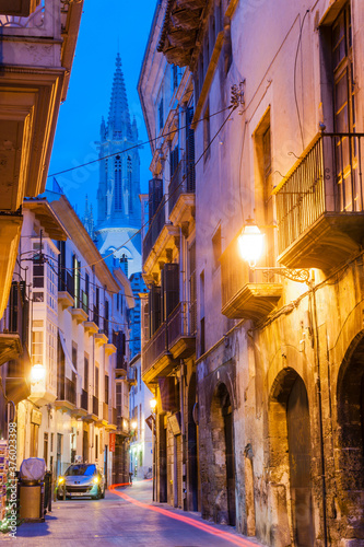 calle Morey y campanario de la iglesia gotica de Santa Eul  lia  siglos XIV-XIX  Mallorca  Islas Baleares   Espa  a