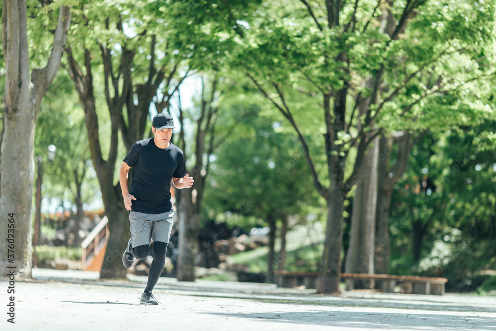 ランニングする男性
ランニングする男性