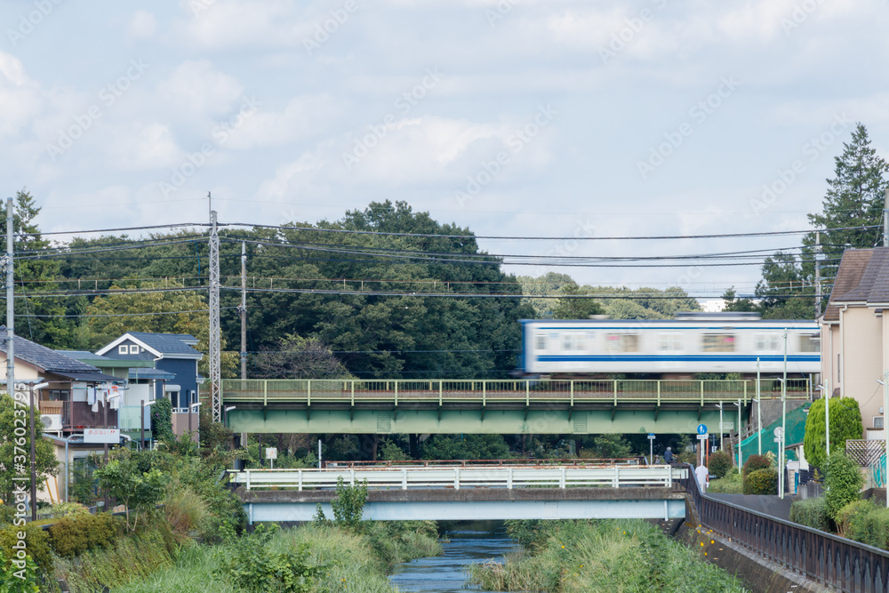 東久留米市の電車、道路、川の交差点 東久留米市の電車、道路、川の交差点